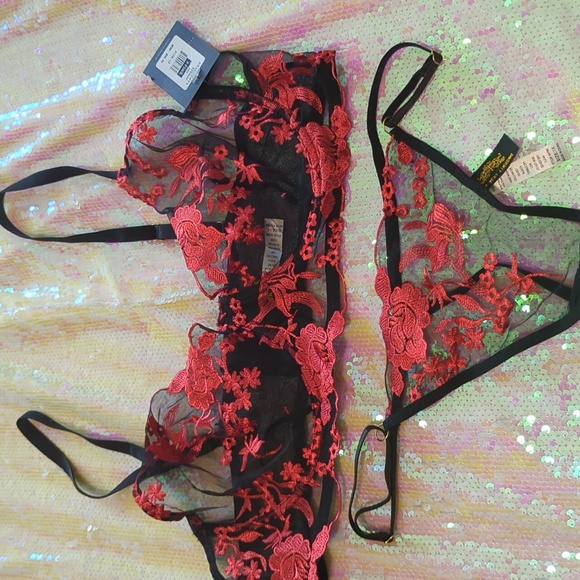 Elegant Black and Red Lace Lingerie Set - Picture 1 of 7